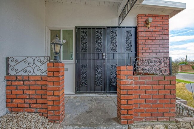 Building Photo - Beautifully Updated 3-Bedroom Single-Famil...