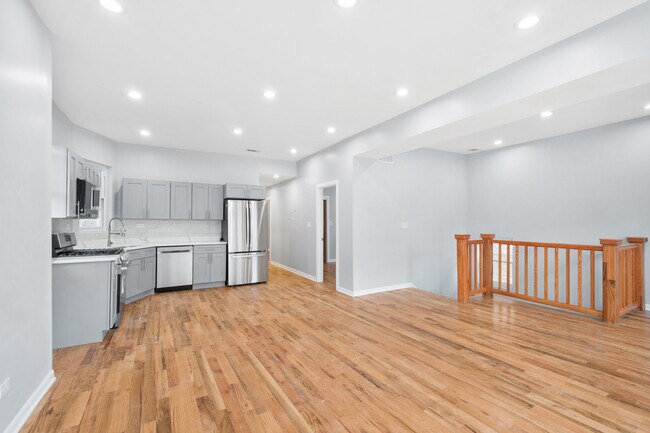 Building Photo - 4918 N Spaulding Ave