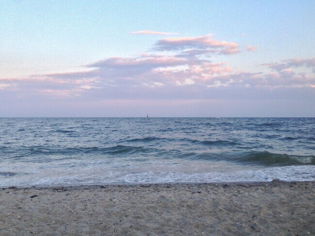 Compo Beach minutes away - 3B Ludlow Rd