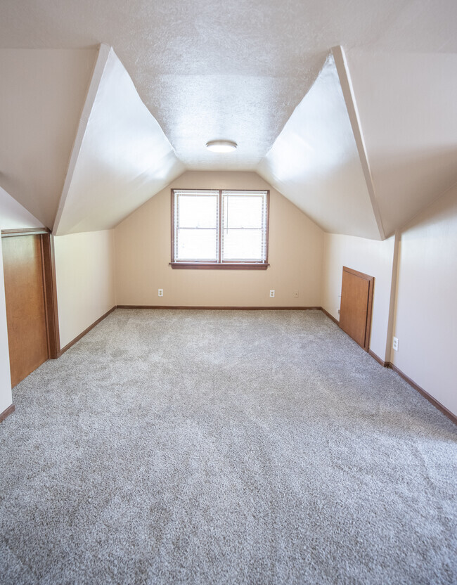 Building Photo - 5976 Hodgman Dr