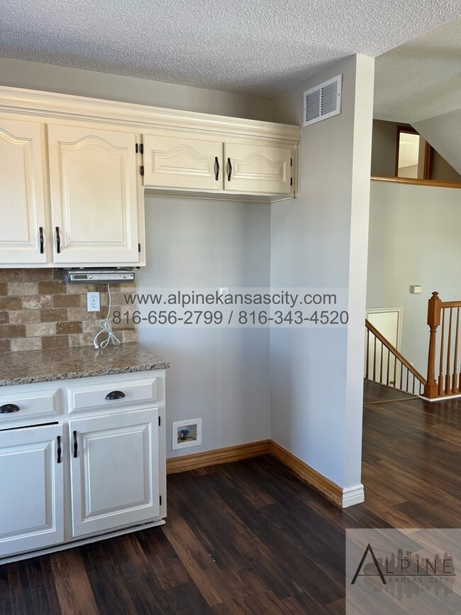 Building Photo - Beautiful California Split in Platte County