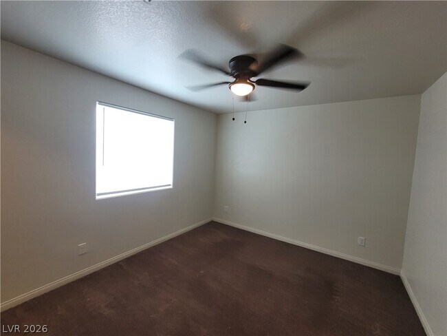 Building Photo - 2409 W Gilmore Ave