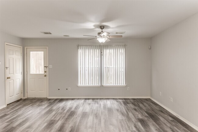 Building Photo - 1722 Redwing Bluff Dr