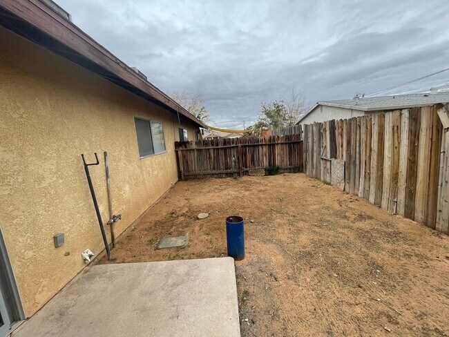 Building Photo - 3711