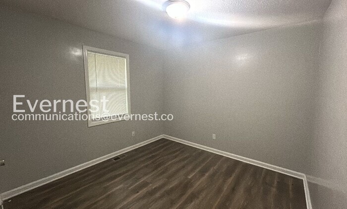 Building Photo - 715 W Creek Cir