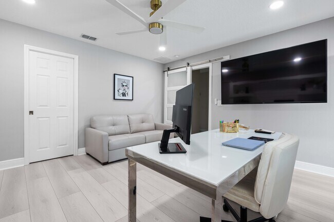 Building Photo - 9905 Woodbay Dr