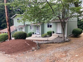 Building Photo - 2 Bedroom, 1.5 Bathroom Townhouse in Port ...