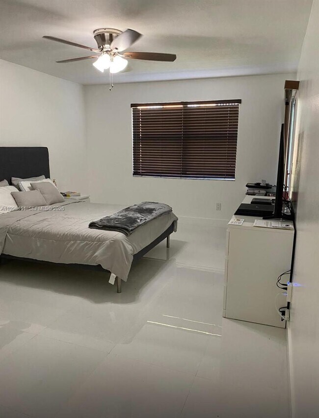 Building Photo - 2625 SE 20th Ct