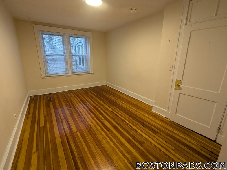 Building Photo - 6 Barrows St