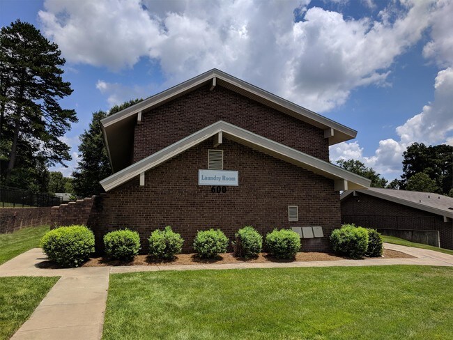 Building Photo - 1000 Pembrook Dr