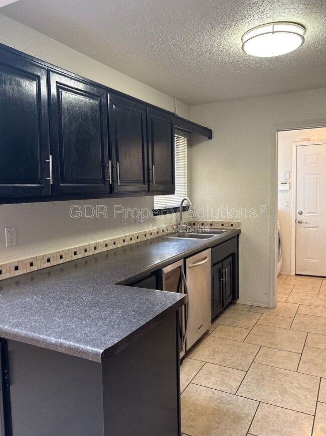 Building Photo - 5828 Elmwood Dr NE