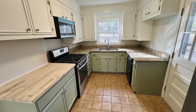 Building Photo - 1121 E Magnolia Ave