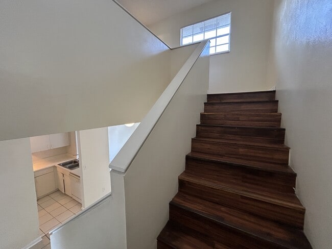 Building Photo - 910 Cypress Way E