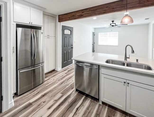 Building Photo - 2001 N Fm