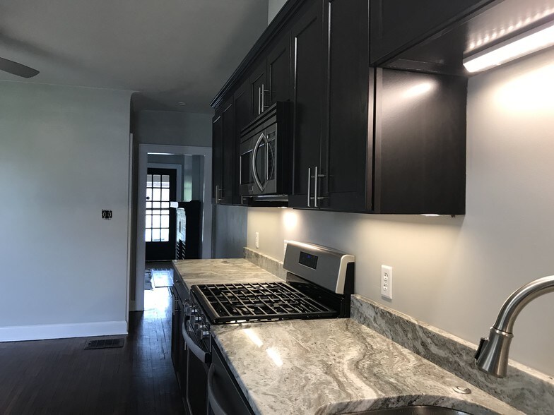 Building Photo - 633 E 11th Ave