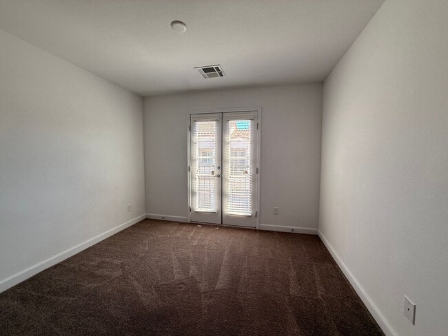 Building Photo - 3 BED 2.5 BATH 2 CAR GARAGE TOWNHOUSE WITH...