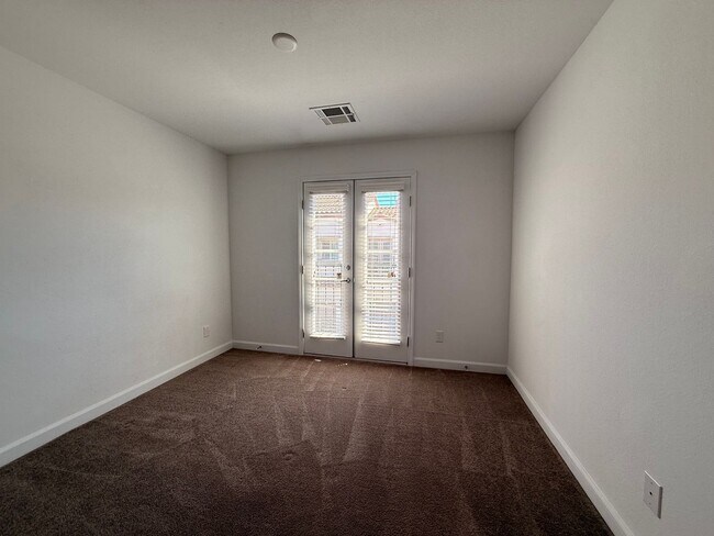 Building Photo - 3 BED 2.5 BATH 2 CAR GARAGE TOWNHOUSE WITH LOFT, COMMUNITY POOL & PARK!