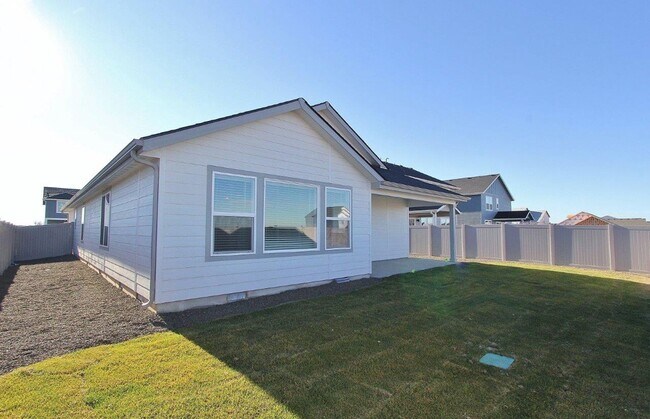 Building Photo - Immaculate Single-Level Home