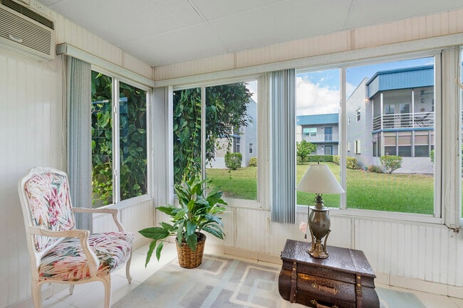 Building Photo - 157 Flanders C