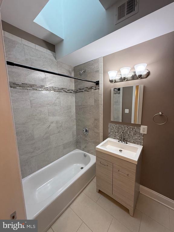 Building Photo - 532 8th St SE