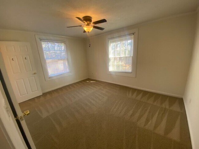 Building Photo - 109 River Park Dr