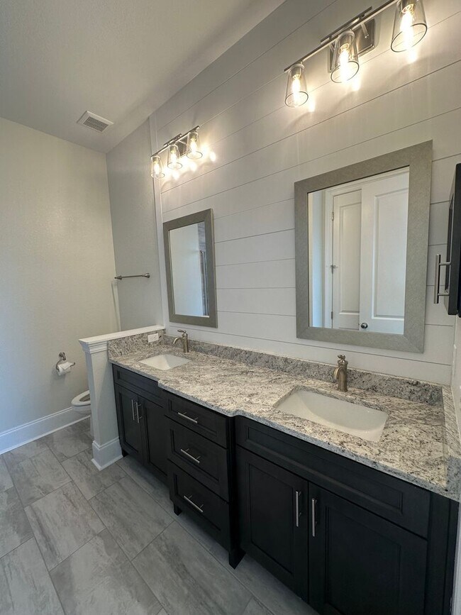 Building Photo - Gorgeous New Contsruction 3 bedroom/2 full...
