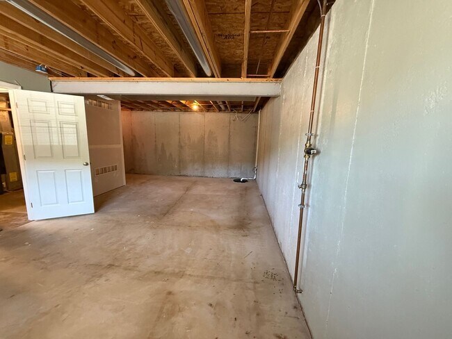 Building Photo - Completely Renovated!