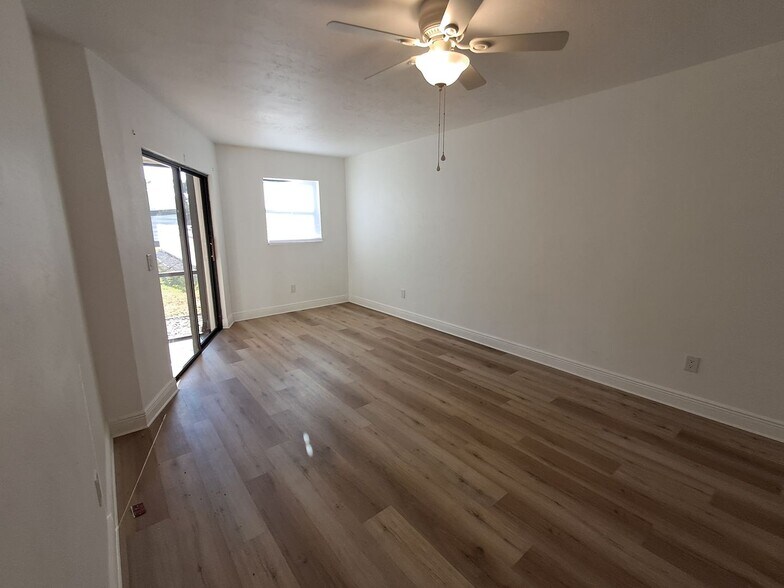 Building Photo - 2/2 Condo Off of McGreggor $500 OFF FIRST MONTH