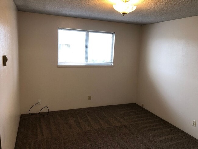 Building Photo - Great 2 bedroom 1 bathroom duplex in Springfield!