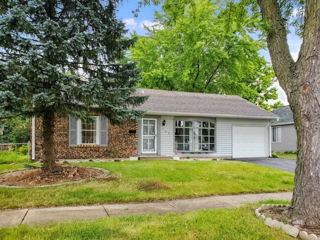 Building Photo - 720 Country Ln S