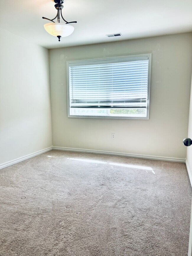 Building Photo - Spacious Townhome, Close to Fort Riley!