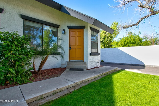 Building Photo - 2215 W Augusta Ave