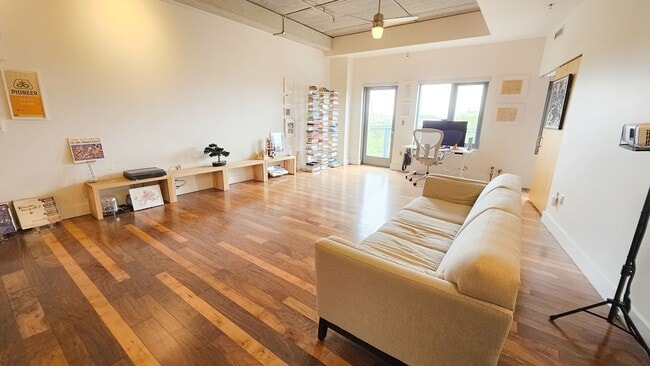 Building Photo - Incredible Top-Floor 1BR with Skyline View...