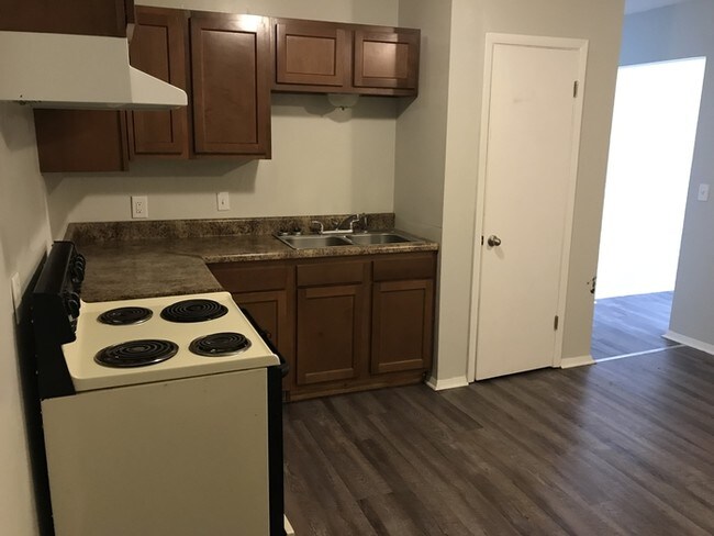 Building Photo - Red Bank Apartment 2/1: Great Price!