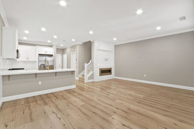 Building Photo - 604 El Paseo
