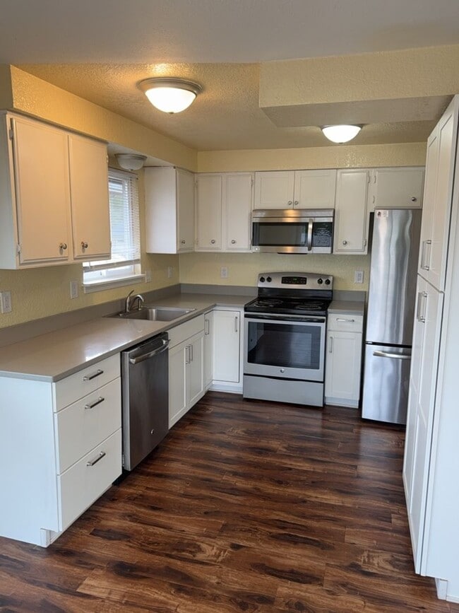 Building Photo - 6 bedroom, 2 bath home in Roosevelt Neighborhood!