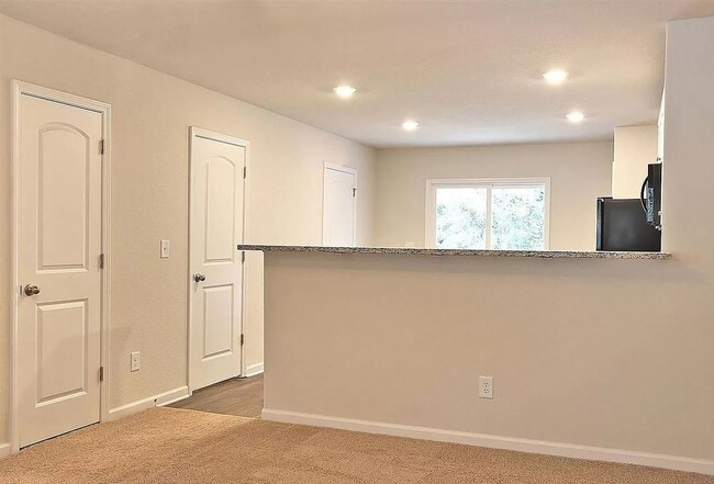 Building Photo - Newer Townhome for Lease – 2 Primary Suites + Open Layout