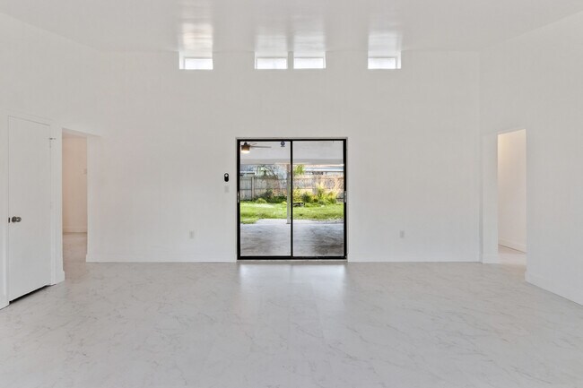 Building Photo - 527 Glade Ct