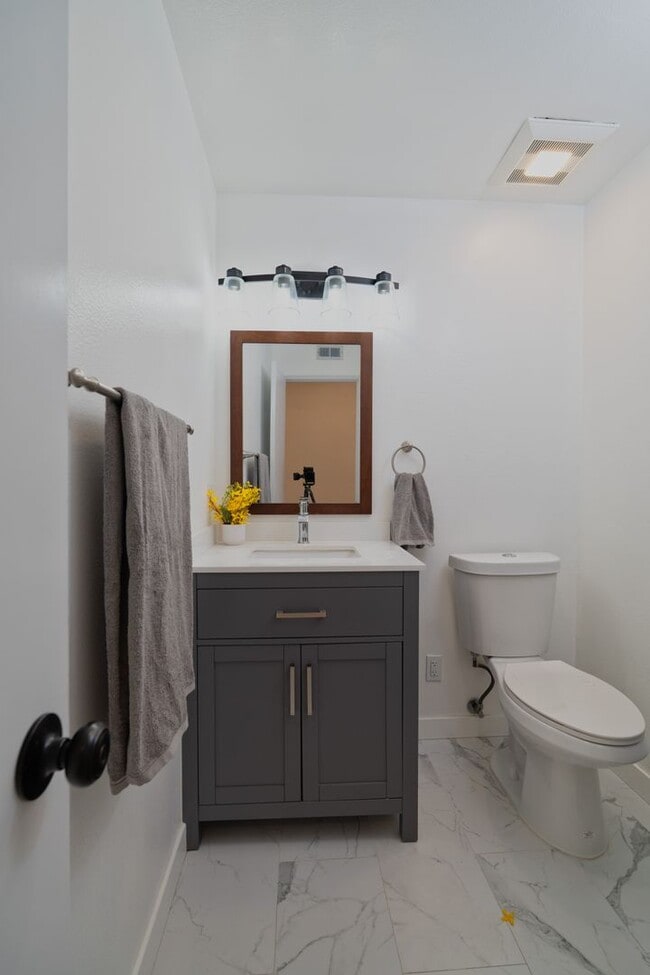 Building Photo - BEAUTIFUL 4 Bed 3 Bath unit