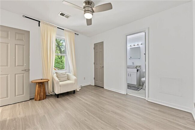 Building Photo - 1416 Graymont Dr SW