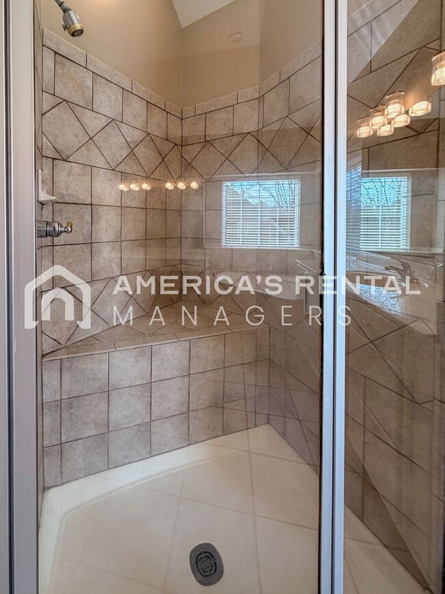 Building Photo - Spacious Five Bedroom Residence in Meadowbrook!