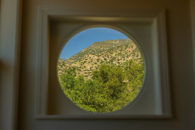 Building Photo - 1121 Mercer Ave