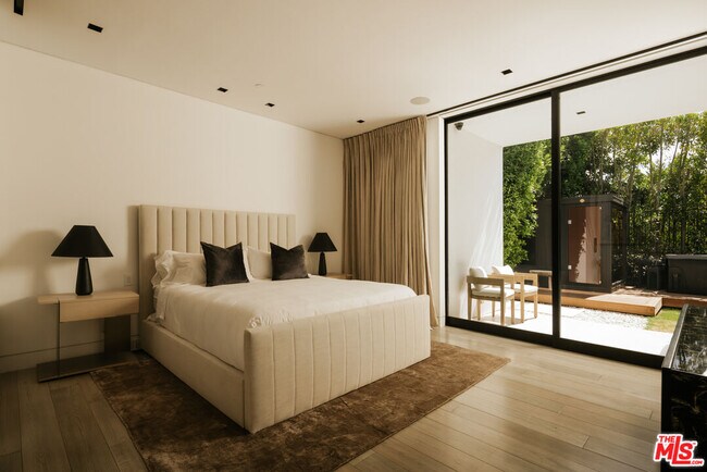 Building Photo - 1536 Blue Jay Way