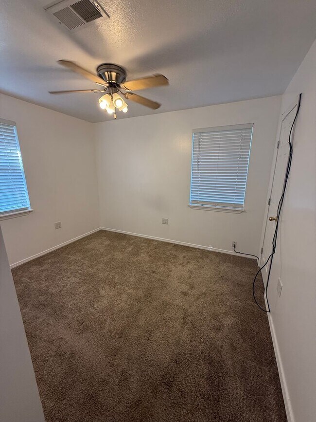 Building Photo - 3BD 1.5BA Single Home in Stevendale Heights Subdivision