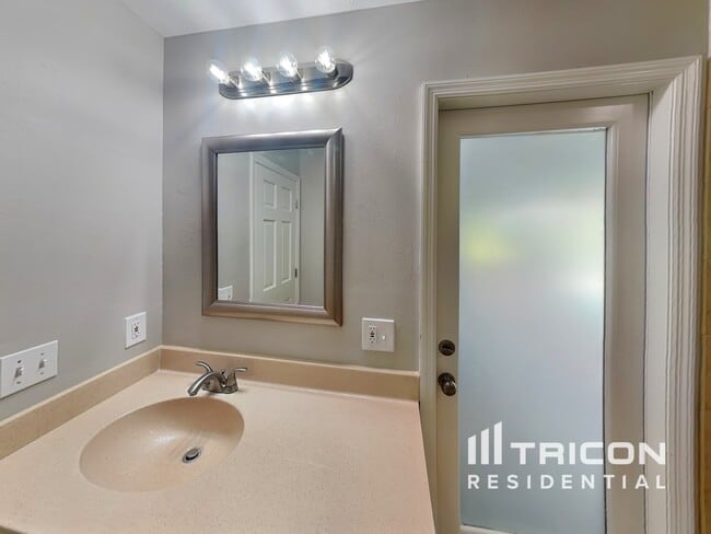 Building Photo - 958 Shriver Cir