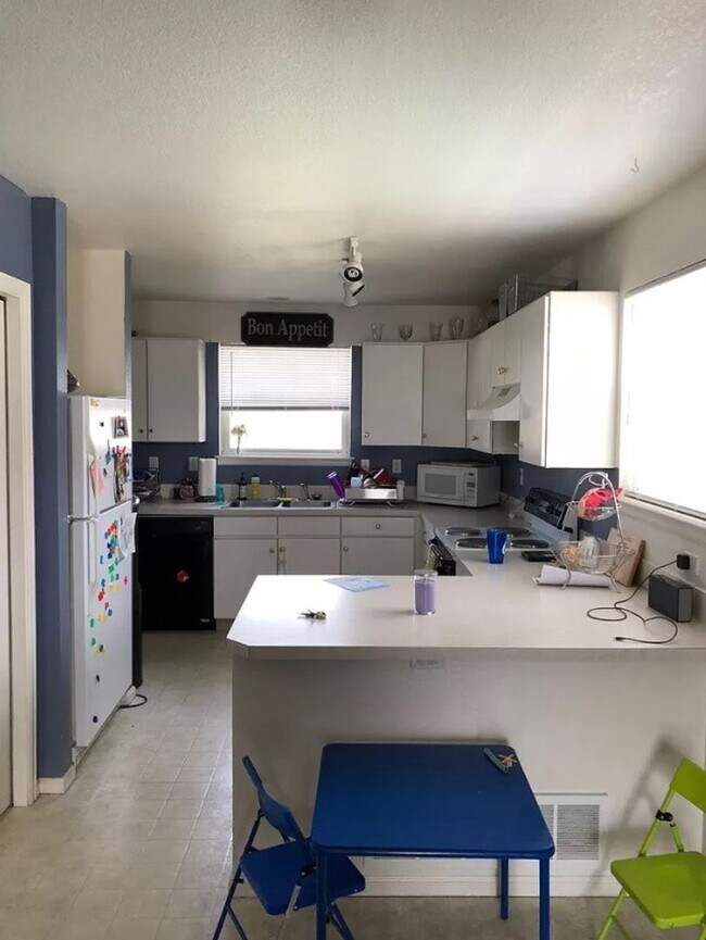 Building Photo - **Move-In Special** Cute Lafayette Duplex ...