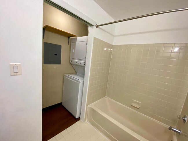 Building Photo - 2403 Ravens Crest Dr