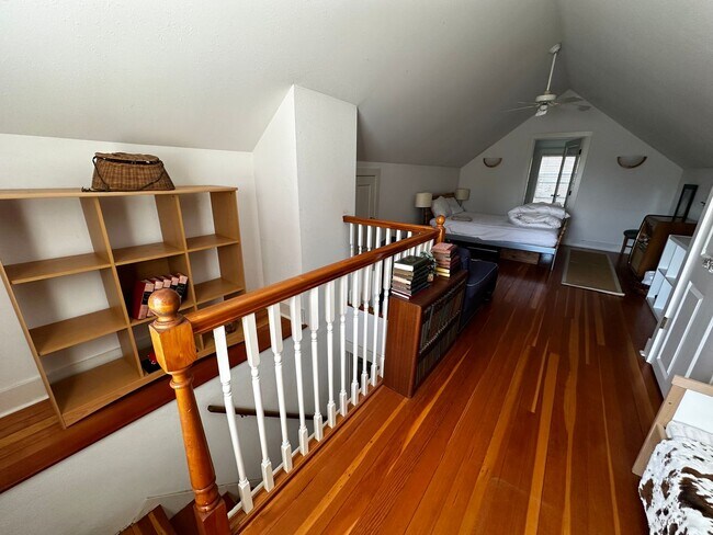 Building Photo - WestMoreland Gem! Portland Original, Huge deck, great backyard pets ok!
