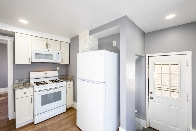 Building Photo - Updated 2 Bed/1 Bath Home with Spacious Detached Garage.