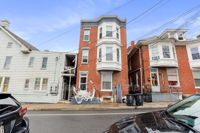 Building Photo - 207 N Mulberry St